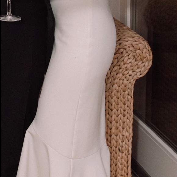 White gown with beaded rim. - Picture 4 of 5